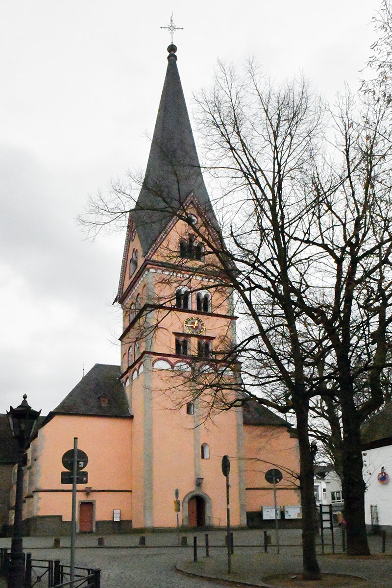 Die Kirche St. Johann Baptist am Bad Honnefer Marktplatz