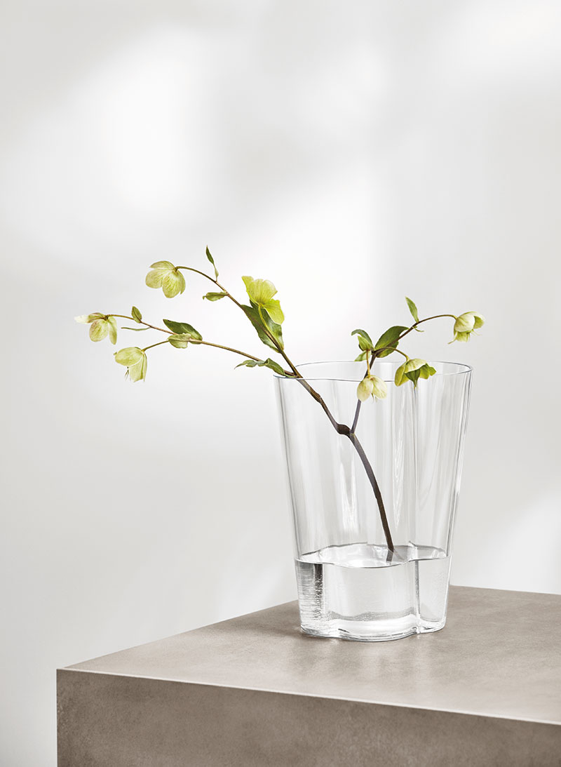 Designpionier Alvar Aalto ließ sich von der Schönheit seiner finnischen Heimat inspirieren und kreierte so die legendären asymmetrischen Wellen „aalto“ (bedeutet auf Deutsch „Welle“). Jedes Exemplar ist ein Unikat, das in der Glasmanufaktur von Iittala mundgeblasen, von Hand zugeschnitten und anschließend mehrmals poliert wird. Die Vase ist ideal für langstielige Blumen. 27 cm hoch, ab 249,90 Euro, iittala.com